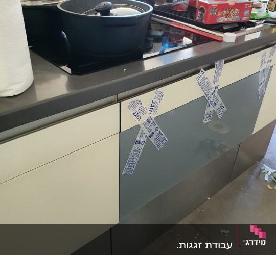 מכסה זכוכית על סיר במטבח מודרני